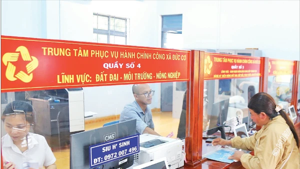Người dân làm thủ tục hành chính tại Trung tâm phục vụ hành chính công xã Đức Cơ, tỉnh Gia Lai. (Ảnh TTXVN)