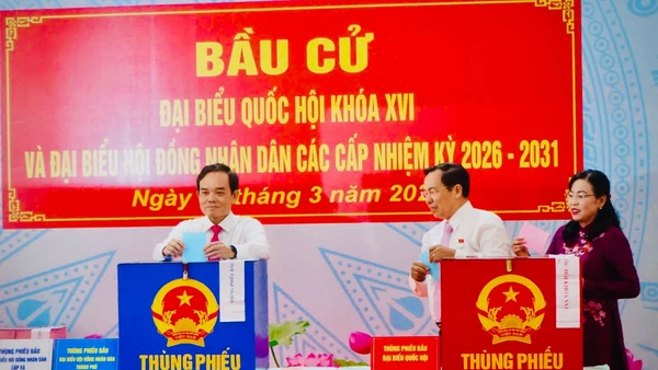 Đồng chí Trần Lưu Quang, Ủy viên Bộ Chính trị, Bí thư Thành ủy Thành phố Hồ Chí Minh bỏ phiếu bầu cử sáng 15/3. (Ảnh: THẾ ANH)