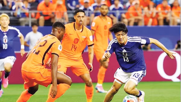 Nakamura (áo xanh) của Nhật Bản đi bóng trong trận hòa Hà Lan 2-2 (Ảnh REUTERS)