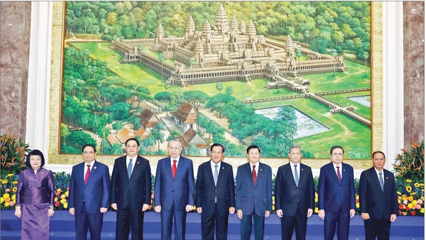 Tổng Bí thư Tô Lâm; Chủ tịch Đảng Nhân dân Campuchia Samdech Techo Hun Sen; Tổng Bí thư, Chủ tịch nước Lào Thongloun Sisoulith cùng lãnh đạo chủ chốt ba đảng tại cuộc gặp. (Ảnh TTXVN)