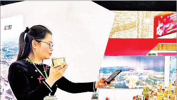 Sản phẩm OCOP chế biến từ cá hồ Thác Bà được giới thiệu tại hội chợ thương mại. (Ảnh MINH SƠN)