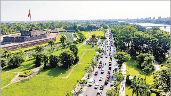 Trục đường Lê Duẩn trước Kỳ đài Huế.