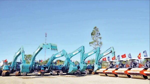 Máy móc, thiết bị được huy động tối đa để đẩy nhanh tiến độ Dự án cao tốc Quy Nhơn-Pleiku.