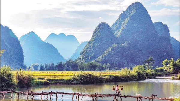 Với quần thể thiên nhiên tuyệt đẹp, suối, thác đẹp như tranh vẽ, vùng đất Cao Bằng đang trở thành điểm đến thu hút đông khách du lịch. (Ảnh ĐĂNG ANH)