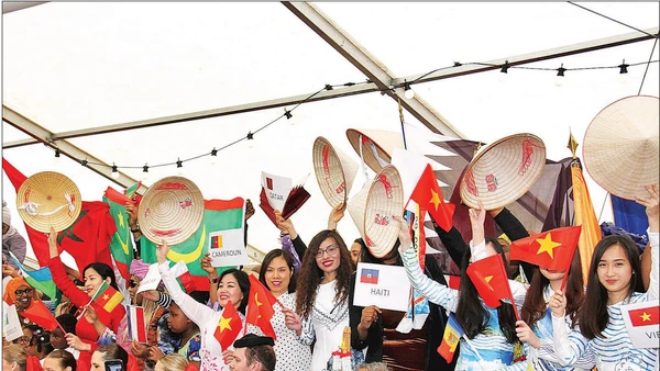 Kiều bào giới thiệu về văn hóa Việt Nam tại Ngày Quốc tế Pháp ngữ.