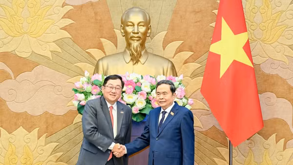 Chủ tịch Quốc hội Trần Thanh Mẫn chúc mừng Đại sứ Malaysia Tan Yang Thai hoàn thành nhiệm kỳ công tác tại Việt Nam. (Ảnh: DUY LINH)