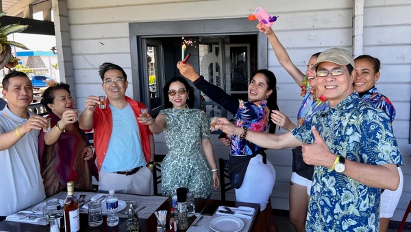 Cùng các bạn Cuba đốt pháo hoa đón Giao thừa.