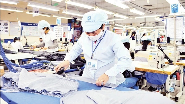 Công nhân Tổng Công ty May 10 sản xuất quần áo xuất khẩu. (Ảnh NGUYỄN ĐĂNG)
