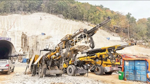 Các nhà thầu huy động nhân lực, thiết bị chuyên dụng tổ chức đồng thời 5 mũi thi công hầm tại Nhà máy Thủy điện tích năng Bác Ái.