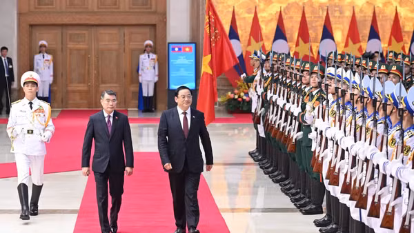 Thủ tướng Lê Minh Hưng và Thủ tướng nước Cộng hòa Dân chủ Nhân dân Lào Sonexay Siphandone duyệt Đội danh dự Quân đội nhân dân Việt Nam.