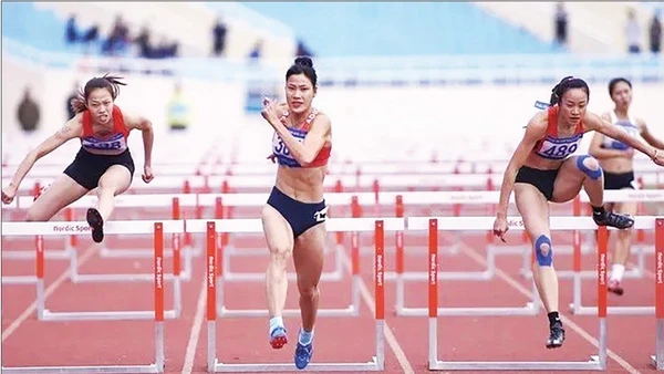 Các vận động viên thi đấu nội dung chạy vượt rào tại Đại hội Thể thao toàn quốc lần thứ 9 năm 2022.