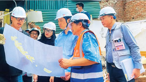 Lãnh đạo phường Yên Hòa (thành phố Hà Nội) thường xuyên kiểm tra hiện trường, nắm bắt tiến độ chỉ đạo tháo gỡ khó khăn phát sinh trong quá trình triển khai công tác giải phóng mặt bằng đường vành đai 2,5 (Ảnh KIM QUYÊN)