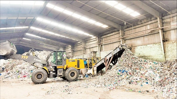 Kho chứa rác nguyên liệu tại Nhà máy xi-măng Lam Thạch (Quảng Ninh). (Ảnh HOÀNG QUÂN)