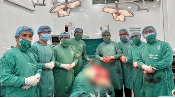 Ê-kíp liên chuyên khoa phối hợp thực hiện ca phẫu thuật.