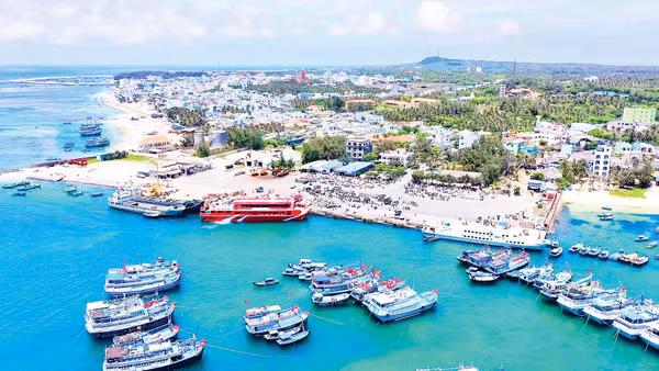 Đảo Phú Quý phát triển kinh tế biển, đồng thời bảo đảm an ninh quốc phòng.