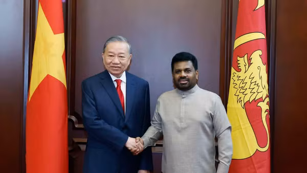 Tổng thống Sri Lanka Anura Kumara Dissanayake đón Tổng Bí thư, Chủ tịch nước Tô Lâm. (Ảnh: Thống Nhất/TTXVN)