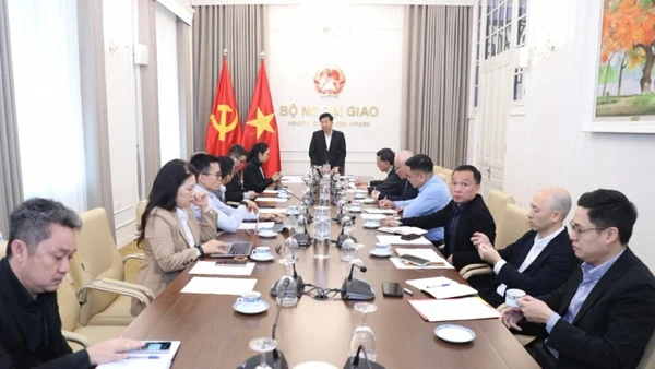 Toàn cảnh cuộc họp giữa Thứ trưởng Bộ Ngoại giao Nguyễn Mạnh Cường với các doanh nghiệp Việt Nam đang đầu tư, kinh doanh tại Indonesia. (Nguồn: Thế giới và Việt Nam)