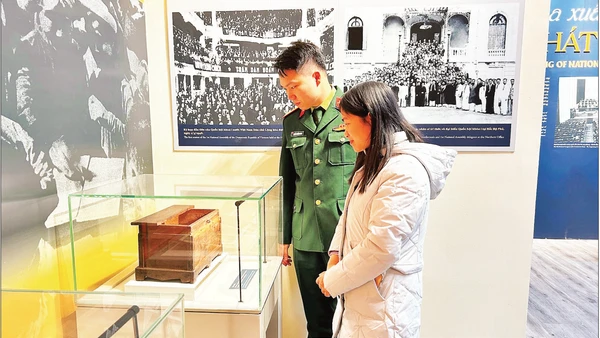 Du khách chiêm ngưỡng hòm phiếu đặc biệt.