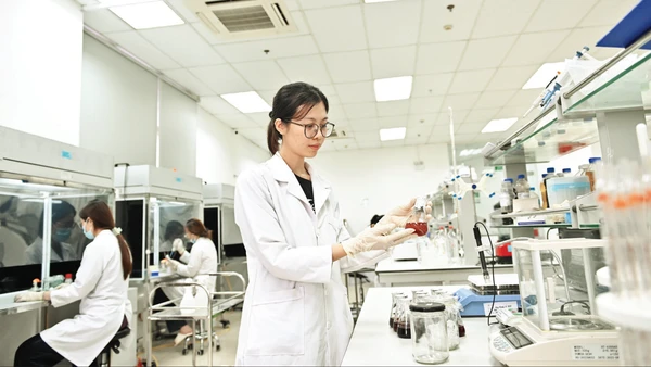 Nghiên cứu các chủng vi sinh vật có hoạt tính sinh học cao phục vụ sản xuất sản phẩm cho nông nghiệp trong phòng thí nghiệm. (Ảnh THẾ ĐẠI)