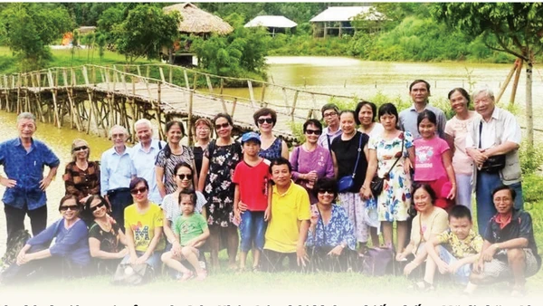 Các thành viên trại trẻ sơ tán Báo Nhân Dân thời kháng chiến chống Mỹ đi thăm Làng Văn hóa các dân tộc Việt Nam, 21/8/2016 (ghé thăm và chụp ảnh tại bản Xôi, xã Yên Bài, Ba Vì, Hà Nội).