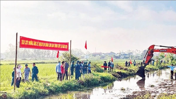 Người dân tỉnh Nghệ An nạo vét kênh mương nội đồng, bảo đảm tưới, tiêu cho sản xuất. (Ảnh ĐÌNH PHƯỢNG)