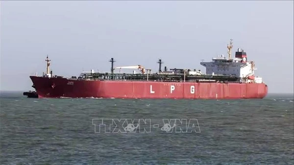 Tàu chở dầu khí tự nhiên hóa lỏng di chuyển qua eo biển Hormuz về tới cảng Mundra ở Kutch, Ấn Độ ngày 16/3/2026. (Ảnh: ANI/TTXVN)