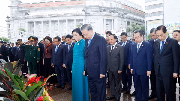 Tổng Bí thư, Chủ tịch nước Tô Lâm và Phu nhân cùng đoàn đại biểu cấp cao Việt Nam tưởng nhớ Chủ tịch Hồ Chí Minh. (Ảnh: TTXVN)