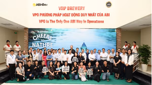 Đại diện AB InBev Việt Nam cùng đại diện các cơ quan báo chí, sở, ban, ngành và địa phương chụp ảnh lưu niệm trong chương trình tham quan Nhà máy AB InBev Việt Nam tại KCN VSIP II-A, hưởng ứng Ngày Nước thế giới 2026. (Ảnh: AB InBev Việt Nam)