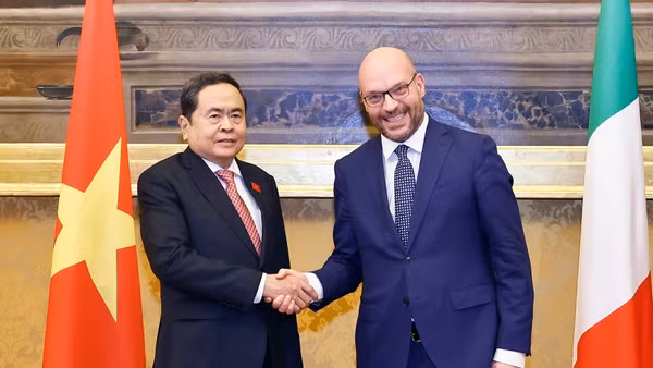 Chủ tịch Quốc hội Trần Thanh Mẫn và Chủ tịch Hạ viện Italy Lorenzo Fontana chụp ảnh chung. (Ảnh: Doãn Tấn/TTXVN)
