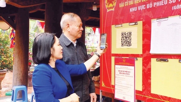 Chỉ cần quét mã QR, cử tri Hà Nội tìm hiểu các thông tin về bầu cử một cách thuận lợi. (Ảnh: KIM CHI)
