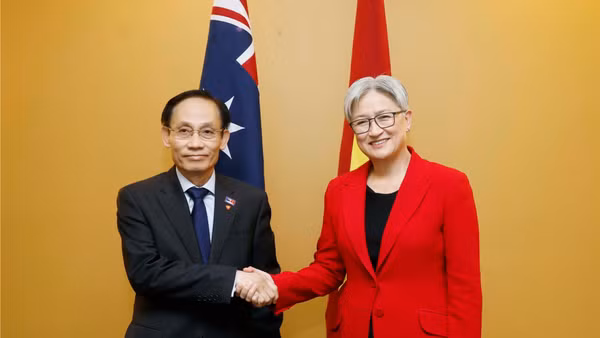 Bộ trưởng Ngoại giao Lê Hoài Trung và Bộ trưởng Ngoại giao Australia Penny Wong. (Ảnh: TTXVN)