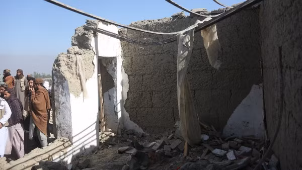 Cảnh đổ nát sau một cuộc không kích tại Nangarhar, Afghanistan. (Ảnh: THX/TTXVN)