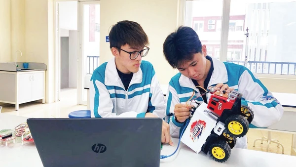 Học sinh Trường trung học phổ thông chuyên Lương Văn Tụy (tỉnh Ninh Bình) trong giờ học STEM.