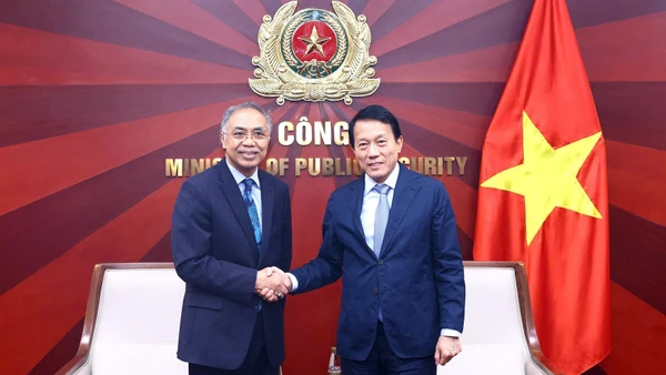 Bộ trưởng Lương Tam Quang và ngài Adam Mulawarman Tugio. (Ảnh: bocongan.gov.vn)