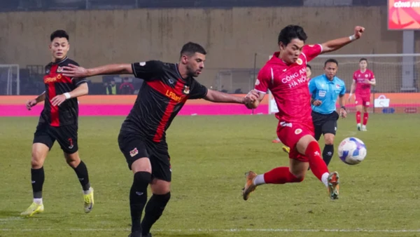 Màn so tài giữa hai Ninh Bình và Công an Hà Nội ở vòng 16 LPBank V-League mang ý nghĩa quan trọng trong cuộc đua vô địch. (Ảnh: TTXVN)