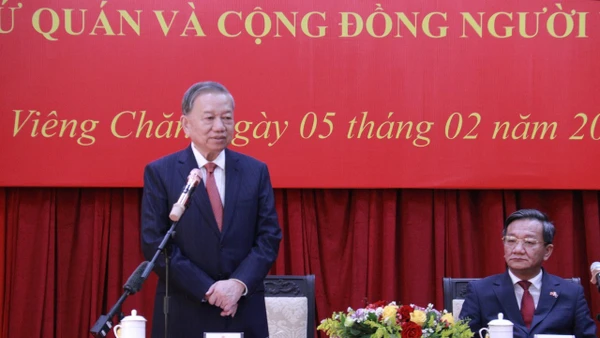 Tổng Bí thư Tô Lâm phát biểu tại buổi gặp gỡ cán bộ Đại sứ quán và cộng đồng người Việt Nam tại Lào. (Ảnh Duy Toàn)