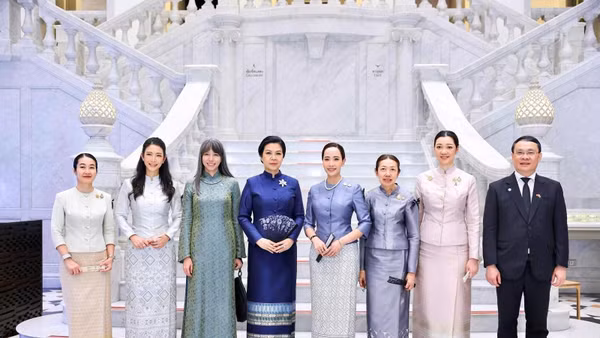 Phu nhân Ngô Phương Ly và Phu nhân Thủ tướng Thái Lan Thananon Charnvirakul (thứ 5 từ trái sang) trong trang phục truyền thống phụ nữ Thái Lan.