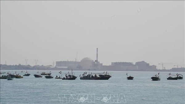 Tàu của Lực lượng Vệ binh Cách mạng Hồi giáo Iran (IRGC) tại một lễ kỷ niệm ở Vịnh Persian. (Ảnh: THX/TTXVN)