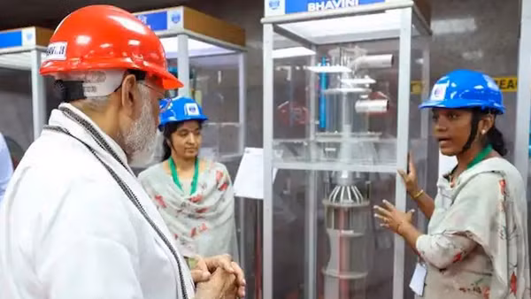 Thủ tướng Narendra Modi nghe giới thiệu về các tính năng của lò phản ứng PFBR công suất 500 MWe. (Ảnh: WNN)