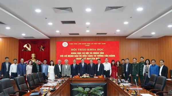 Các chuyên gia, nhà khoa học chụp ảnh kỷ niệm tại Hội thảo Khoa học xã hội và nhân văn với sứ mệnh bảo vệ nền tảng tư tưởng của Đảng trong kỷ nguyên mới, do Viện Hàn lâm Khoa học xã hội Việt Nam tổ chức, ngày 17/12/2025. (Ảnh: QUỲNH TRANG)