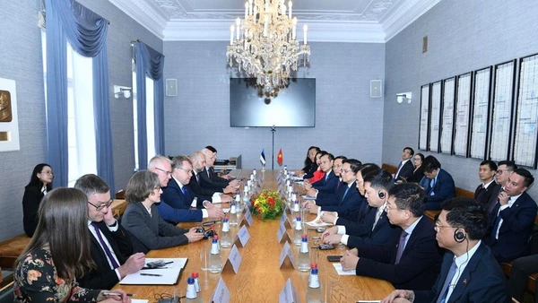 Thủ tướng Phạm Minh Chính trao đổi ý kiến với Chủ tịch Quốc hội Estonia Lauri Hussar. (Ảnh: THANH GIANG)