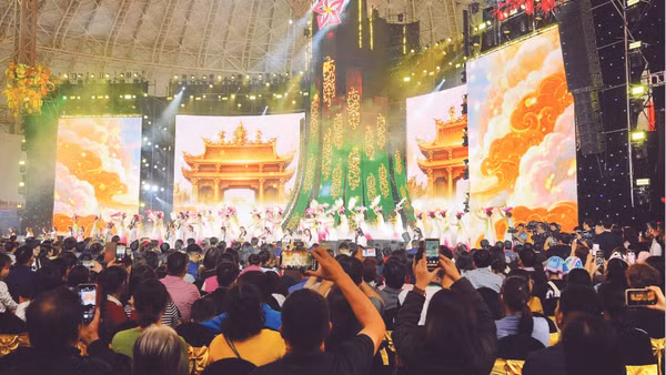 Đông đảo du khách thưởng thức chương trình nghệ thuật bế mạc Hội chợ Mùa xuân tại Trung tâm Hội chợ Triển lãm quốc gia (Đông Anh, Hà Nội). 