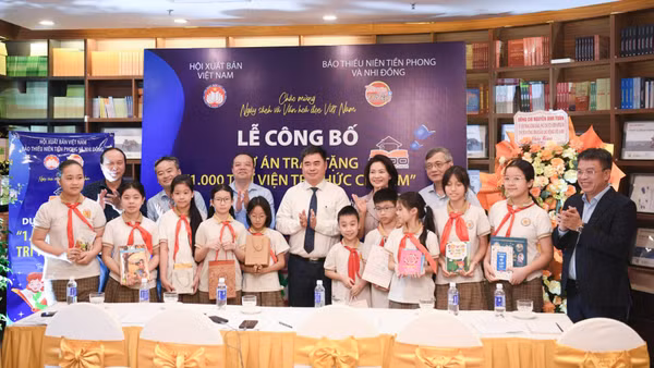 Các bạn học sinh trường Tiểu học Văn Chương trao tặng sách cho Dự án. (Ảnh: thieunien.vn)