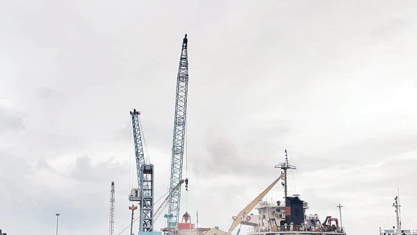 Bốc xếp hàng hóa tại Cảng Quy Nhơn, tỉnh Gia Lai. (Ảnh ĐỨC TÙNG)