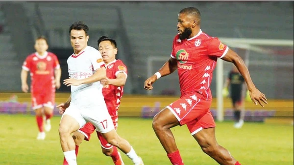 Hải Phòng (áo đỏ) thua Thể Công Viettel 1-2 trên sân nhà.