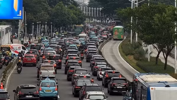 Xe cộ lưu thông trên đường phố tại Jakarta, Indonesia. (Ảnh: TTXVN)