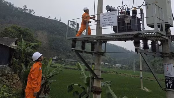 Nhân viên điện lực Trấn Yên (Lào Cai) kiểm tra Trạm biến áp.