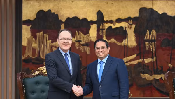 Thủ tướng Phạm Minh Chính và Đại sứ Liên bang Nga Gennady Bezdetko.