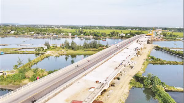 Dự án thành phần 1 hoàn thiện đường ven biển 129 (Võ Chí Công) đã bàn giao mặt bằng cho đơn vị thi công được 24,14/26,5km. 