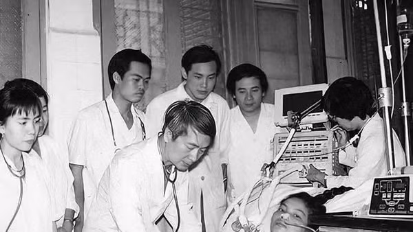 Giáo sư Vũ Văn Đính thăm khám bệnh nhân và giảng dạy cho các bác sĩ trẻ. (Ảnh tư liệu)